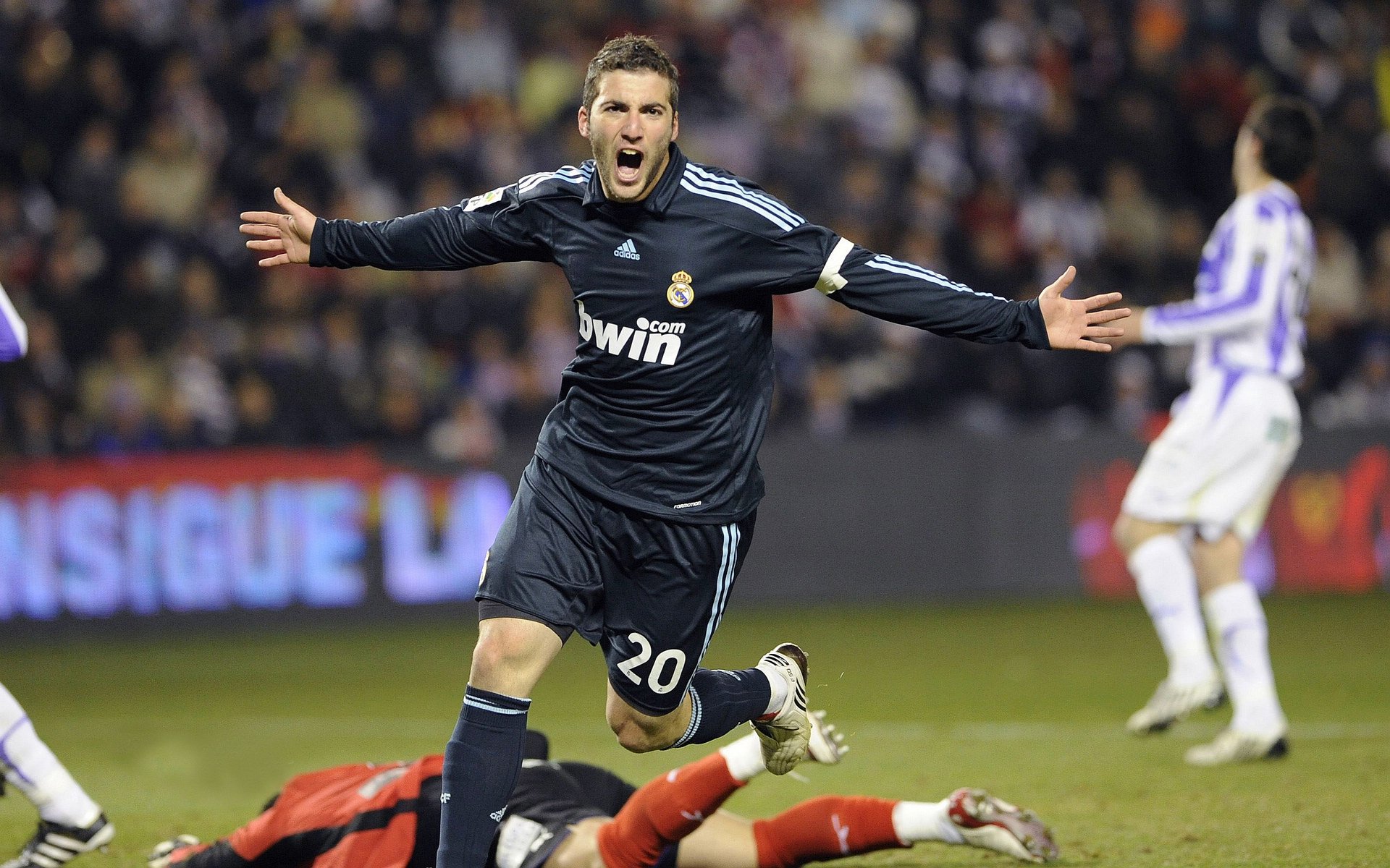 赛道与球场的双重奏,当F1街道赛焦点战遇见安哥拉轻取拜仁