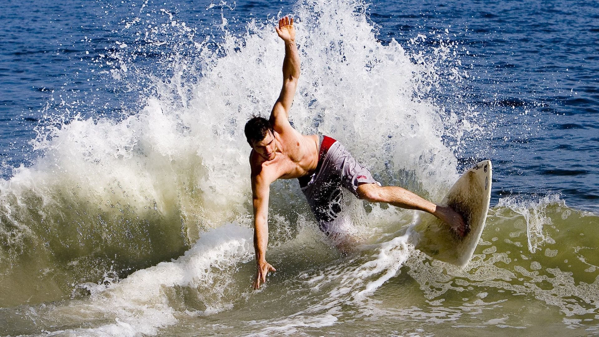 东方壁垒与西方狂澜，当北京队压制湖人，哈登在季后赛接管比赛