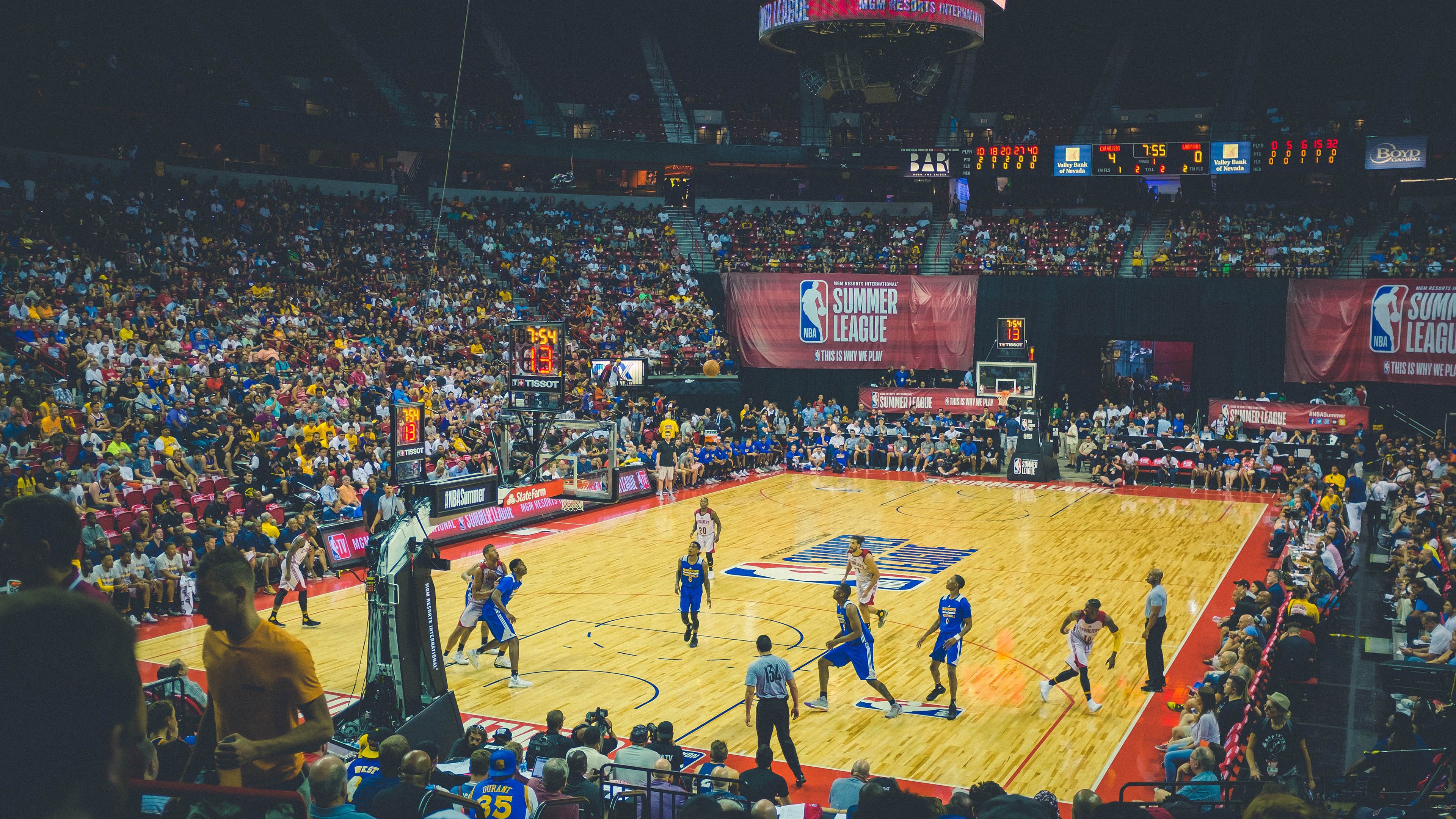 欧冠决赛之夜，字母哥存在感拉满，当篮球巨星跨界点燃绿茵激情